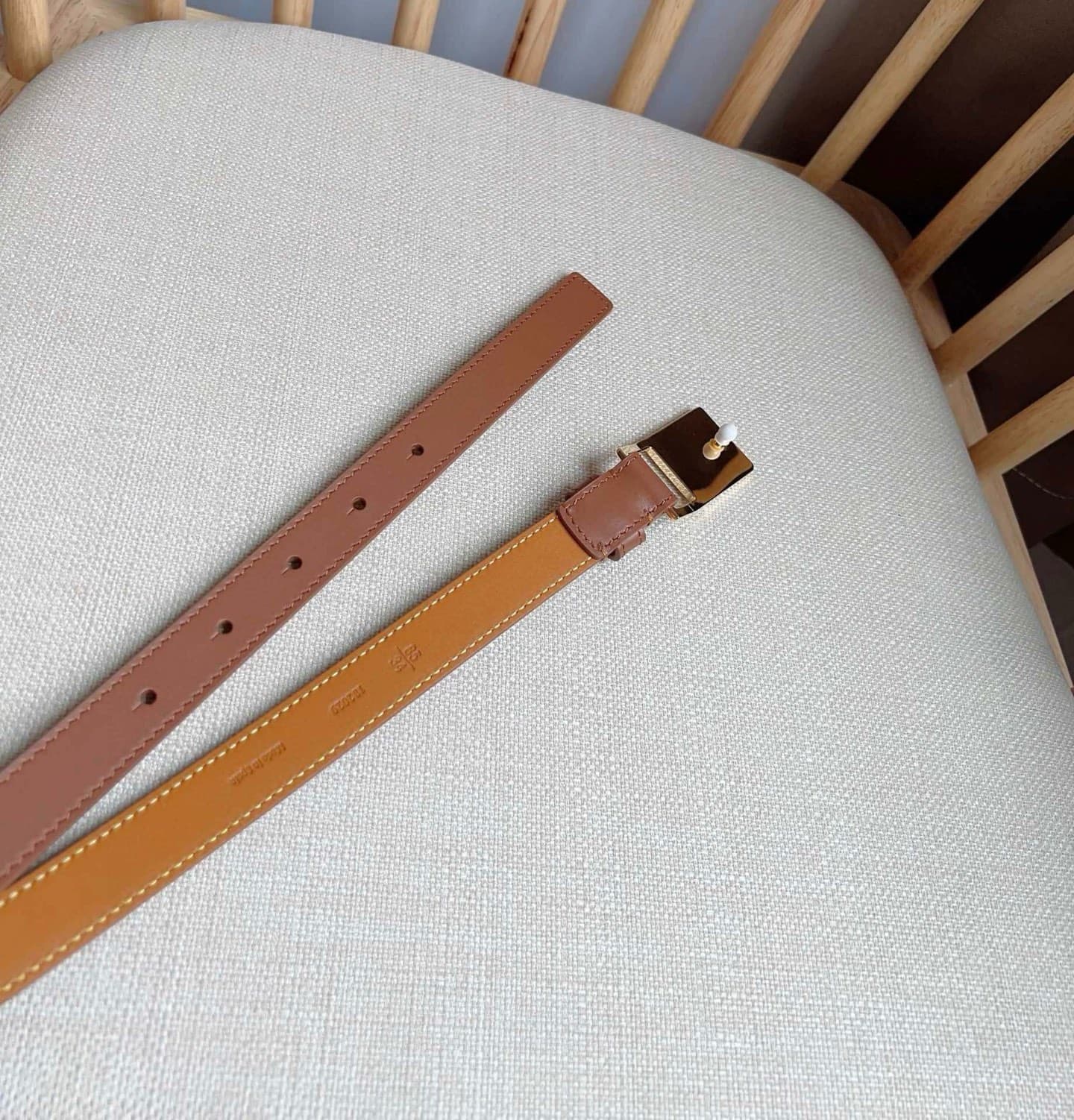 C32873 LOEWE (Royiwei) store’s latest version of the belt[庆祝][庆祝]. This is a narrow belt made of smooth cowhide leather, equipped with Anagram padlock buckles. Excellent craftsmanship, unique design, and high-quality material. Width: 2.0cm — image 6