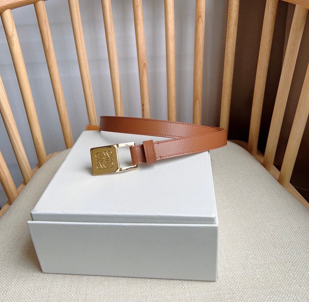 C32873 LOEWE (Royiwei) store’s latest version of the belt[庆祝][庆祝]. This is a narrow belt made of smooth cowhide leather, equipped with Anagram padlock buckles. Excellent craftsmanship, unique design, and high-quality material. Width: 2.0cm — image 1