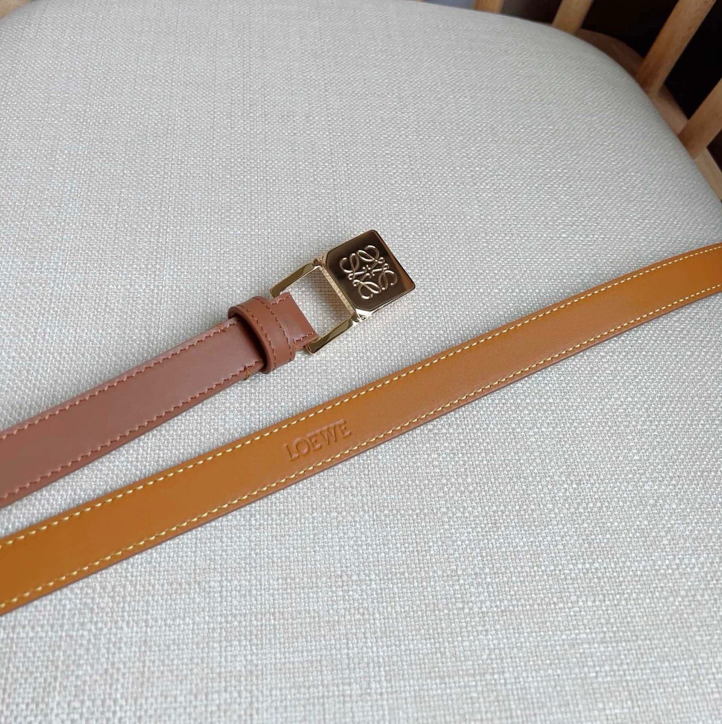 C32873 LOEWE (Royiwei) store’s latest version of the belt[庆祝][庆祝]. This is a narrow belt made of smooth cowhide leather, equipped with Anagram padlock buckles. Excellent craftsmanship, unique design, and high-quality material. Width: 2.0cm — image 3