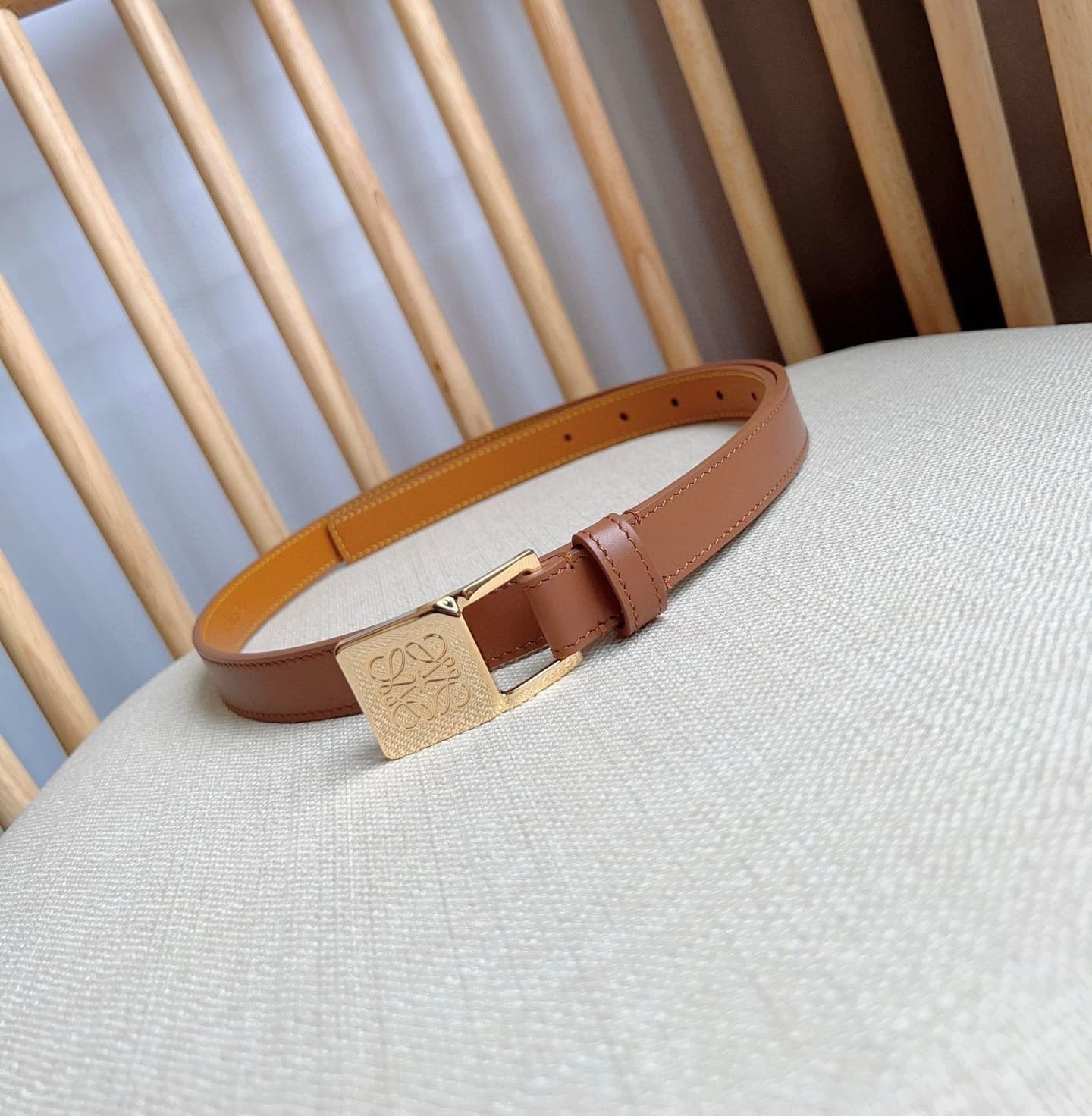 C32873 LOEWE (Royiwei) store’s latest version of the belt[庆祝][庆祝]. This is a narrow belt made of smooth cowhide leather, equipped with Anagram padlock buckles. Excellent craftsmanship, unique design, and high-quality material. Width: 2.0cm — image 2