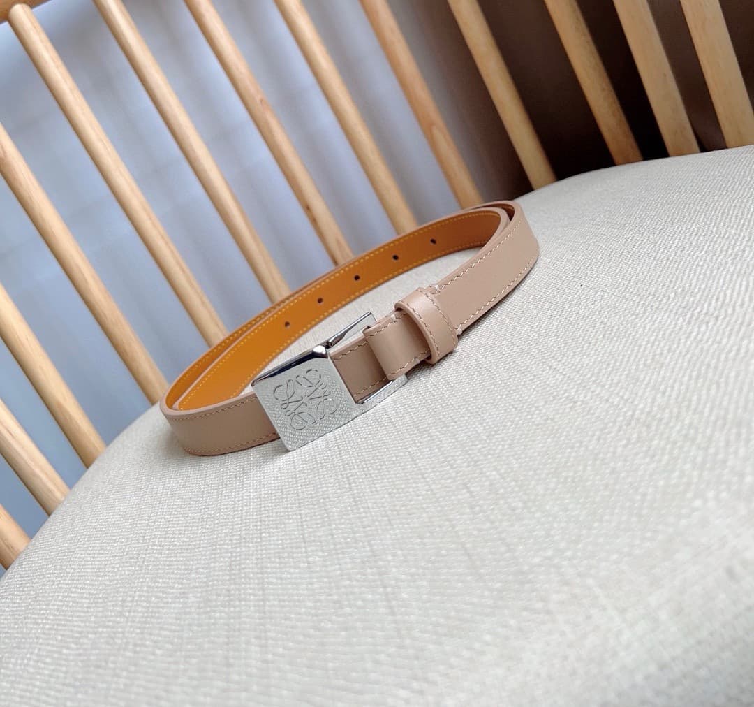 C32872 LOEWE (Royiwei) store’s latest model belt[ celebrate][ celebrate] – made of smooth cowhide leather in a narrow shape, equipped with Anagram padlock clasp. Excellent craftsmanship, unique design, high-quality material. Width: 2.0cm — image 2