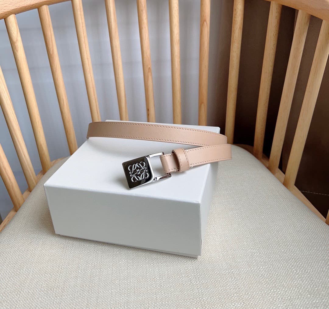 C32872 LOEWE (Royiwei) store’s latest model belt[ celebrate][ celebrate] – made of smooth cowhide leather in a narrow shape, equipped with Anagram padlock clasp. Excellent craftsmanship, unique design, high-quality material. Width: 2.0cm — image 1