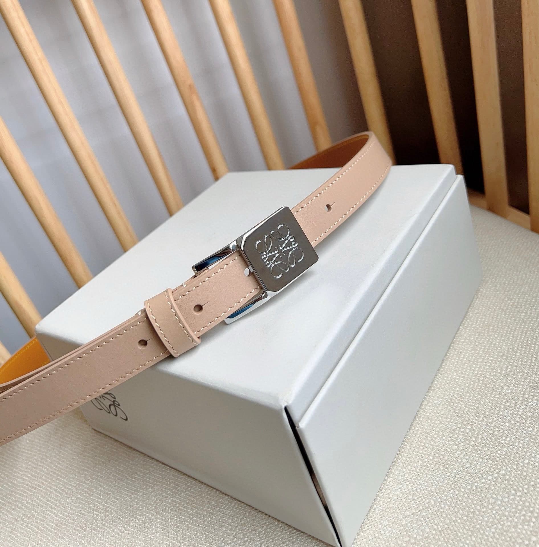 C32872 LOEWE (Royiwei) store’s latest model belt[ celebrate][ celebrate] – made of smooth cowhide leather in a narrow shape, equipped with Anagram padlock clasp. Excellent craftsmanship, unique design, high-quality material. Width: 2.0cm — image 7