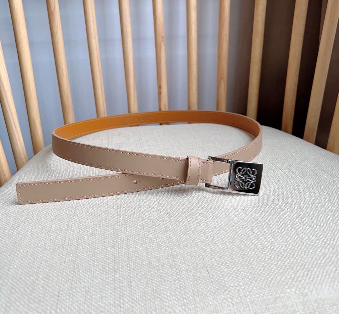 C32872 LOEWE (Royiwei) store’s latest model belt[ celebrate][ celebrate] – made of smooth cowhide leather in a narrow shape, equipped with Anagram padlock clasp. Excellent craftsmanship, unique design, high-quality material. Width: 2.0cm — image 4