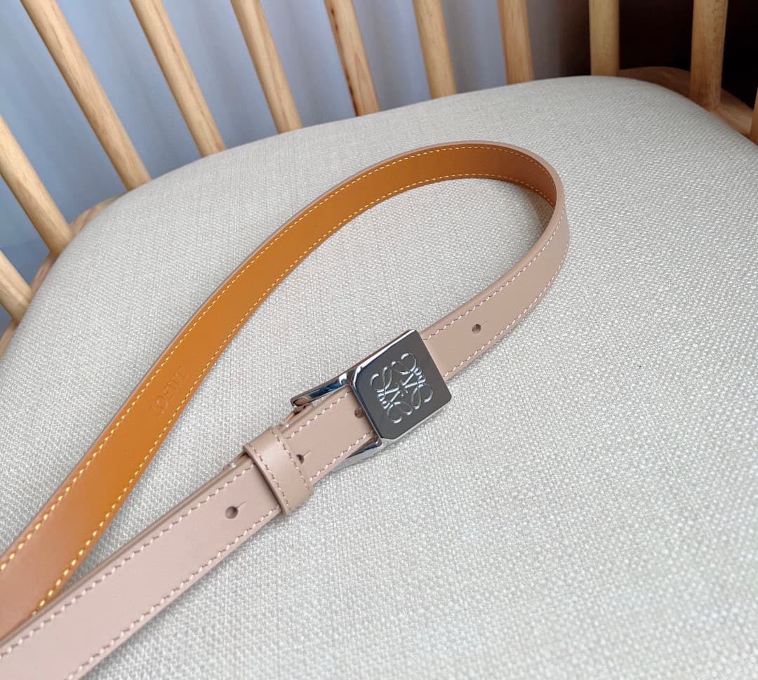 C32872 LOEWE (Royiwei) store’s latest model belt[ celebrate][ celebrate] – made of smooth cowhide leather in a narrow shape, equipped with Anagram padlock clasp. Excellent craftsmanship, unique design, high-quality material. Width: 2.0cm — image 8