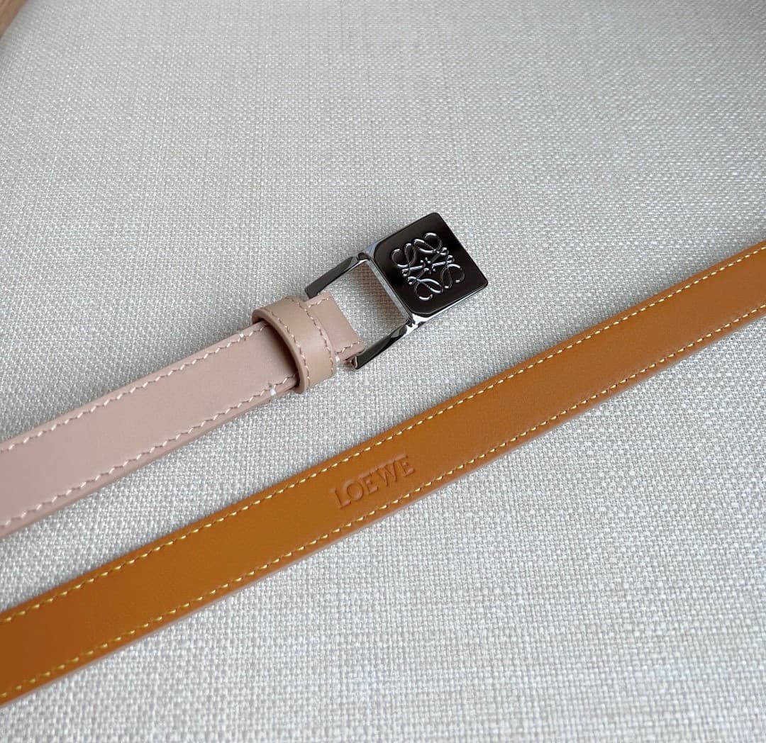 C32872 LOEWE (Royiwei) store’s latest model belt[ celebrate][ celebrate] – made of smooth cowhide leather in a narrow shape, equipped with Anagram padlock clasp. Excellent craftsmanship, unique design, high-quality material. Width: 2.0cm — image 3