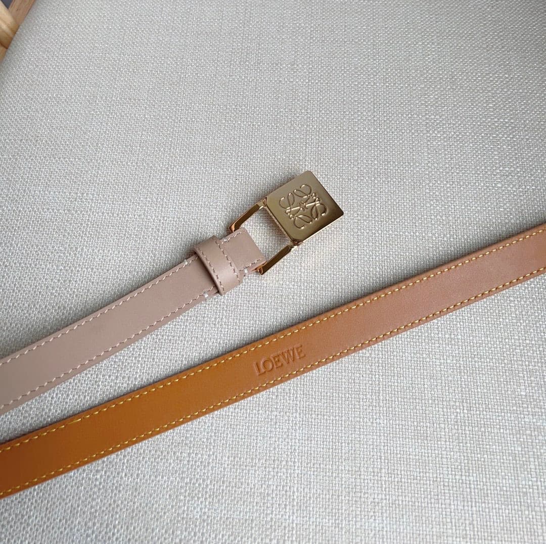 C32871 LOEWE (Royiwei) store’s latest model belt[庆祝][庆祝] – made of smooth cowhide leather, with a narrow shape. It features an Anagram lock button closure. Excellent craftsmanship, unique design, and high-quality material. Width: 2.0cm — image 3
