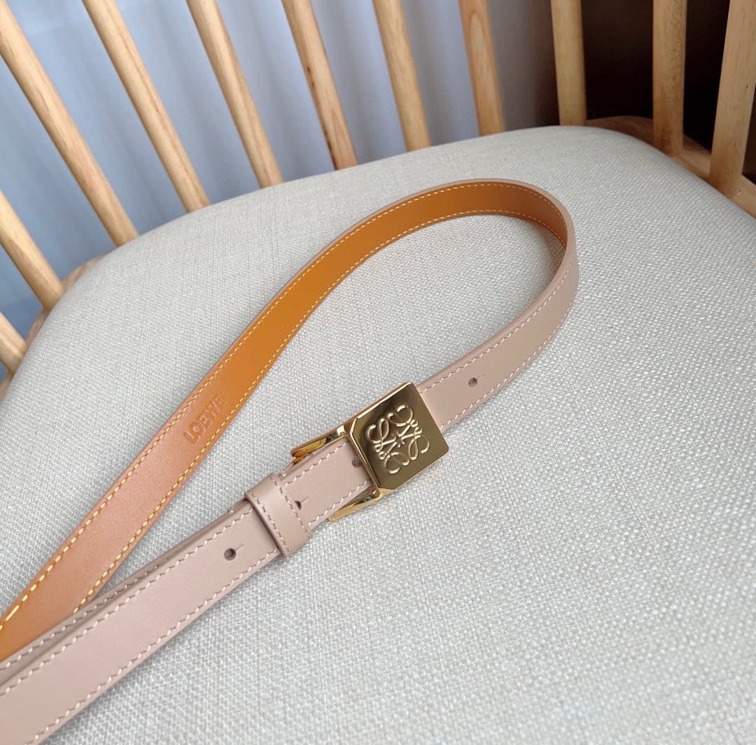 C32871 LOEWE (Royiwei) store’s latest model belt[庆祝][庆祝] – made of smooth cowhide leather, with a narrow shape. It features an Anagram lock button closure. Excellent craftsmanship, unique design, and high-quality material. Width: 2.0cm — image 8