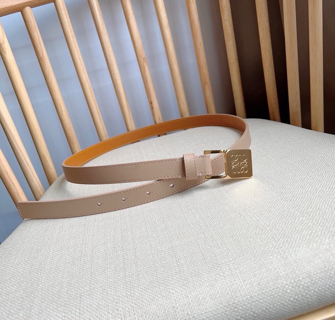 C32871 LOEWE (Royiwei) store’s latest model belt[庆祝][庆祝] – made of smooth cowhide leather, with a narrow shape. It features an Anagram lock button closure. Excellent craftsmanship, unique design, and high-quality material. Width: 2.0cm — image 4