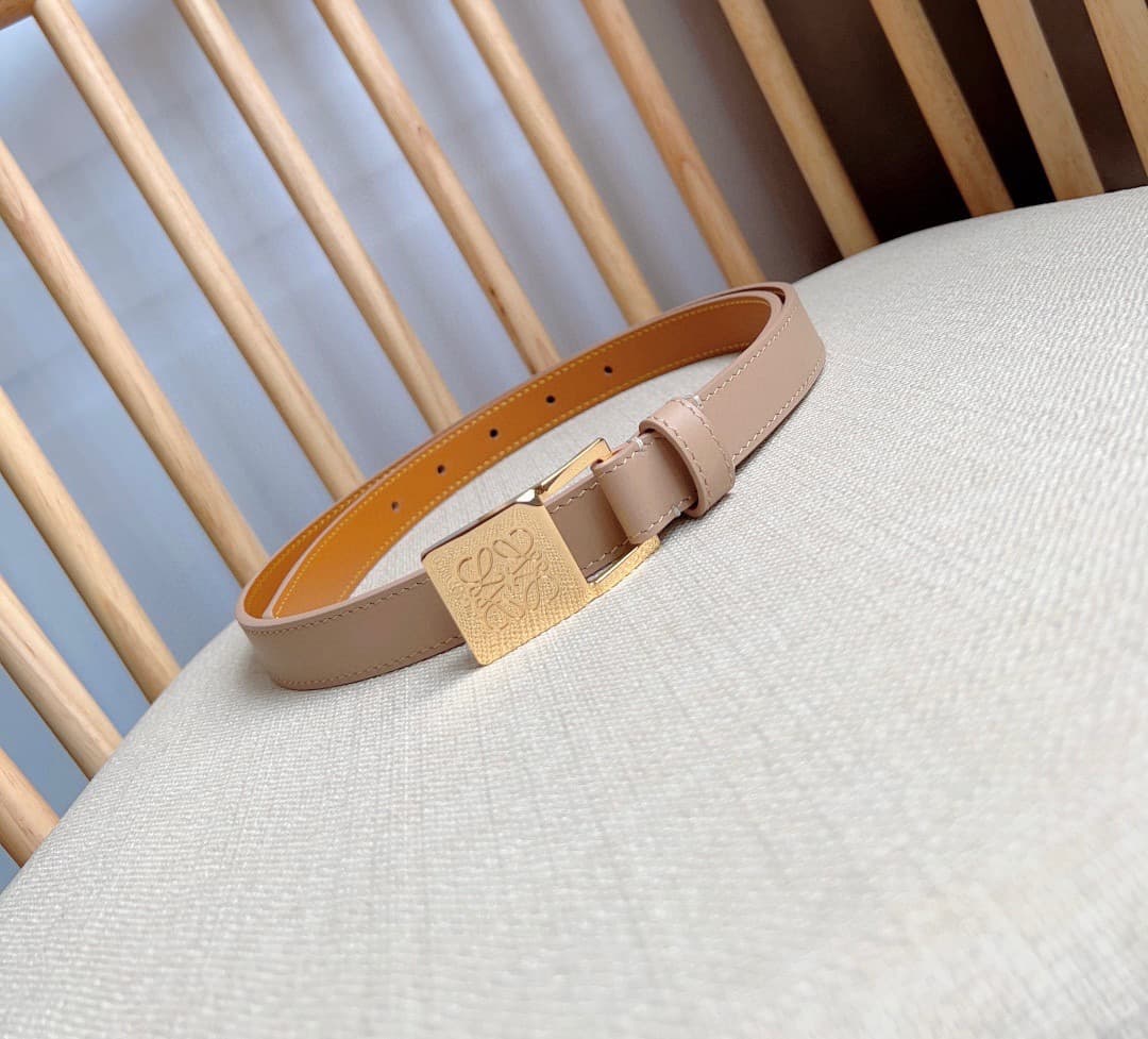 C32871 LOEWE (Royiwei) store’s latest model belt[庆祝][庆祝] – made of smooth cowhide leather, with a narrow shape. It features an Anagram lock button closure. Excellent craftsmanship, unique design, and high-quality material. Width: 2.0cm — image 2
