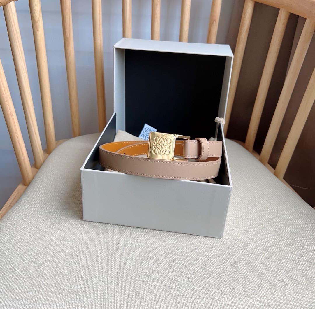 C32871 LOEWE (Royiwei) store’s latest model belt[庆祝][庆祝] – made of smooth cowhide leather, with a narrow shape. It features an Anagram lock button closure. Excellent craftsmanship, unique design, and high-quality material. Width: 2.0cm — image 5