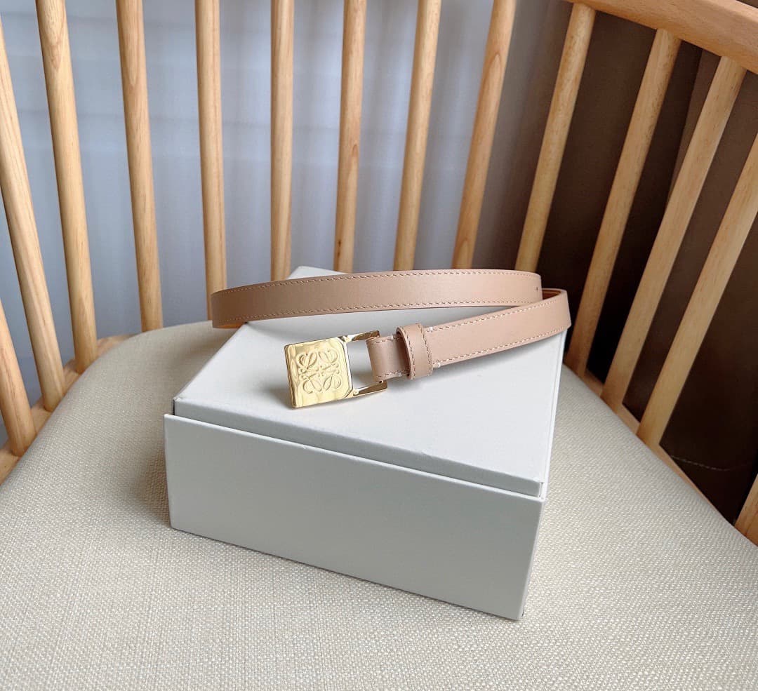 C32871 LOEWE (Royiwei) store’s latest model belt[庆祝][庆祝] – made of smooth cowhide leather, with a narrow shape. It features an Anagram lock button closure. Excellent craftsmanship, unique design, and high-quality material. Width: 2.0cm — image 1