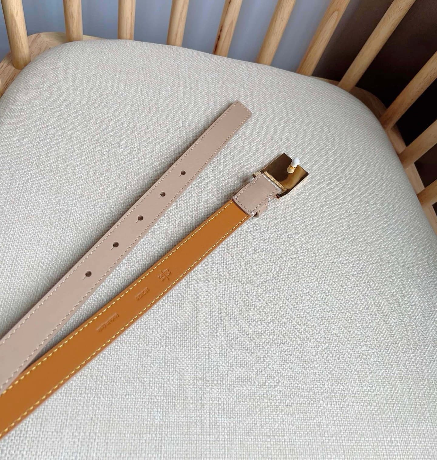 C32871 LOEWE (Royiwei) store’s latest model belt[庆祝][庆祝] – made of smooth cowhide leather, with a narrow shape. It features an Anagram lock button closure. Excellent craftsmanship, unique design, and high-quality material. Width: 2.0cm — image 6