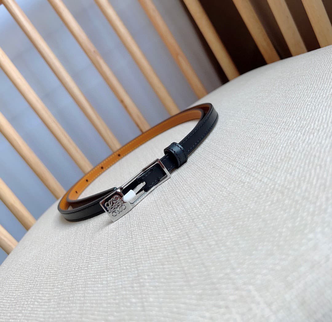 C32870 LOEWE (Royiwei) store’s latest model belt[庆祝][庆祝] This is a narrow belt made of smooth cowhide leather, equipped with Anagram padlock clasps. Exceptional craftsmanship, unique design, and high-quality material. Width: 1.0cm — image 2
