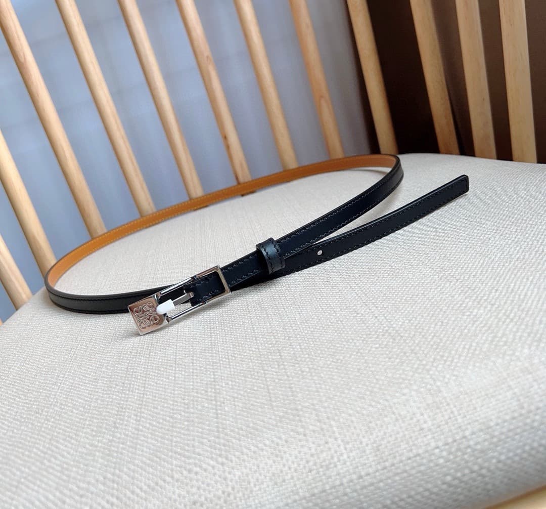 C32870 LOEWE (Royiwei) store’s latest model belt[庆祝][庆祝] This is a narrow belt made of smooth cowhide leather, equipped with Anagram padlock clasps. Exceptional craftsmanship, unique design, and high-quality material. Width: 1.0cm — image 4