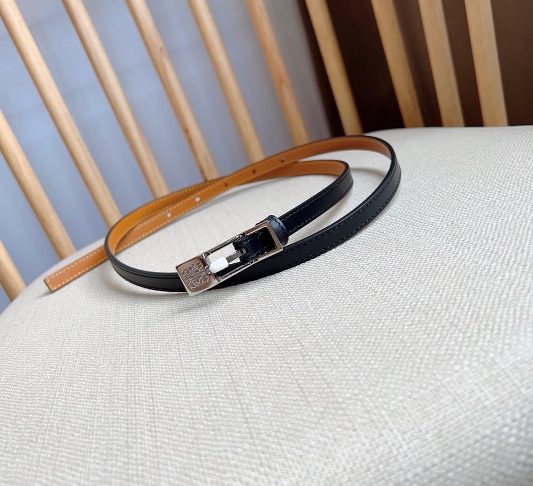 C32870 LOEWE (Royiwei) store’s latest model belt[庆祝][庆祝] This is a narrow belt made of smooth cowhide leather, equipped with Anagram padlock clasps. Exceptional craftsmanship, unique design, and high-quality material. Width: 1.0cm — image 1