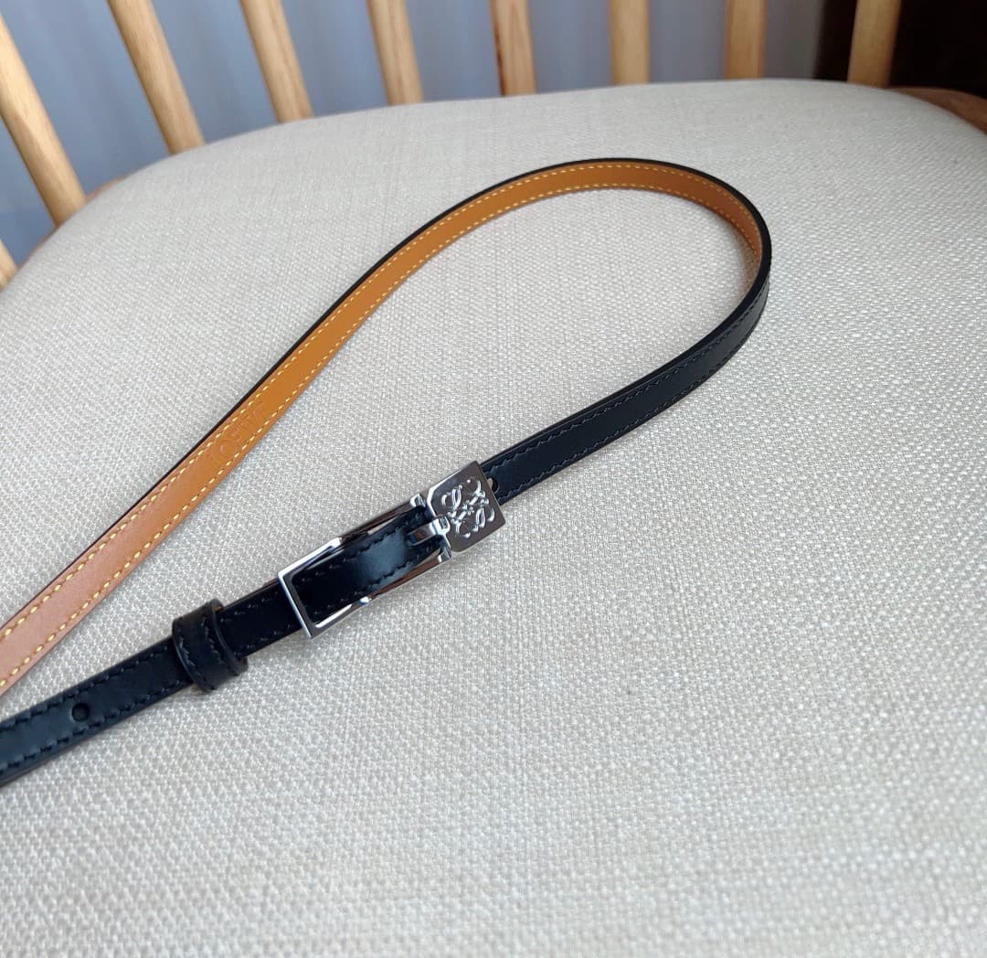 C32870 LOEWE (Royiwei) store’s latest model belt[庆祝][庆祝] This is a narrow belt made of smooth cowhide leather, equipped with Anagram padlock clasps. Exceptional craftsmanship, unique design, and high-quality material. Width: 1.0cm — image 8