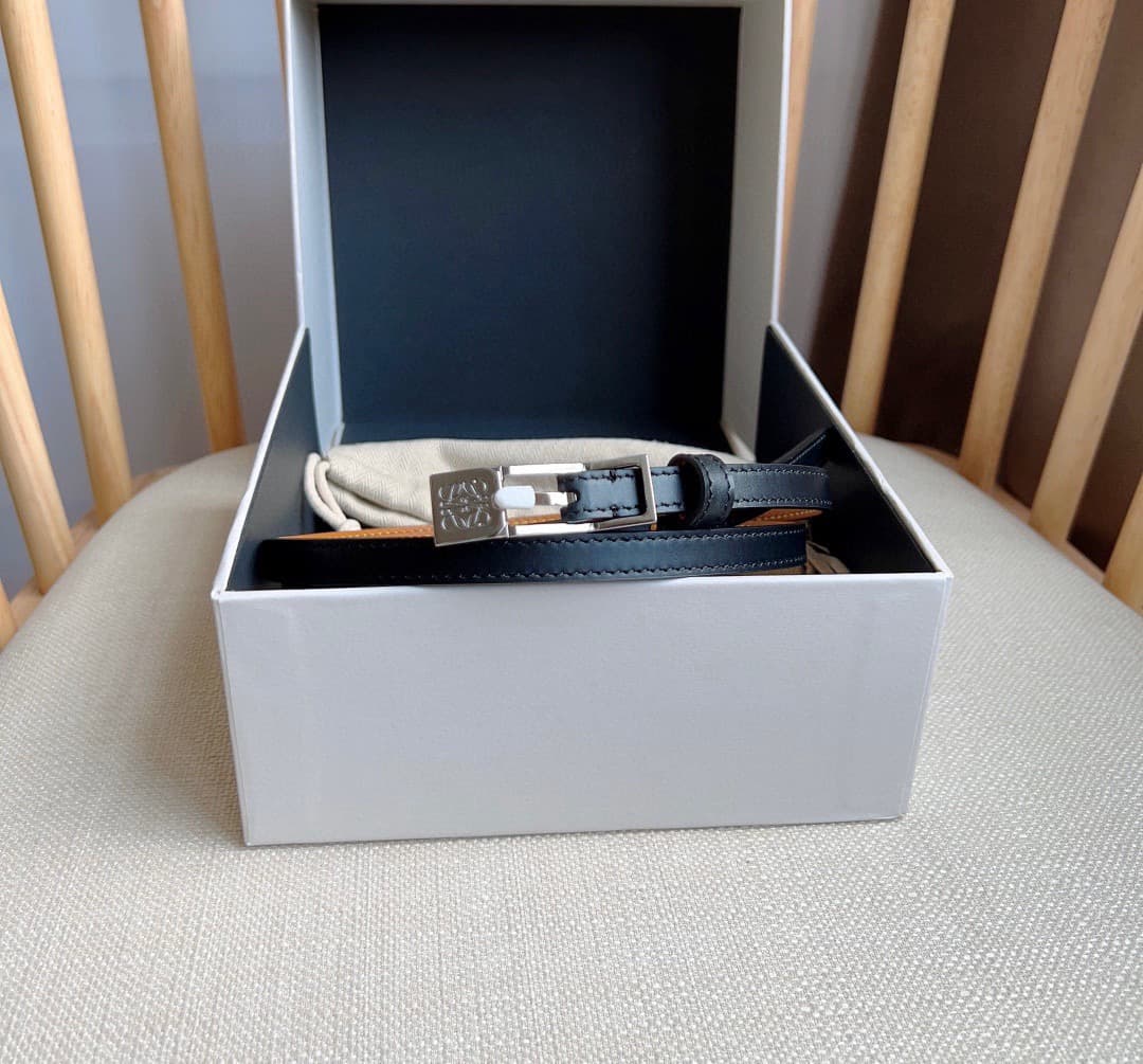 C32870 LOEWE (Royiwei) store’s latest model belt[庆祝][庆祝] This is a narrow belt made of smooth cowhide leather, equipped with Anagram padlock clasps. Exceptional craftsmanship, unique design, and high-quality material. Width: 1.0cm — image 5
