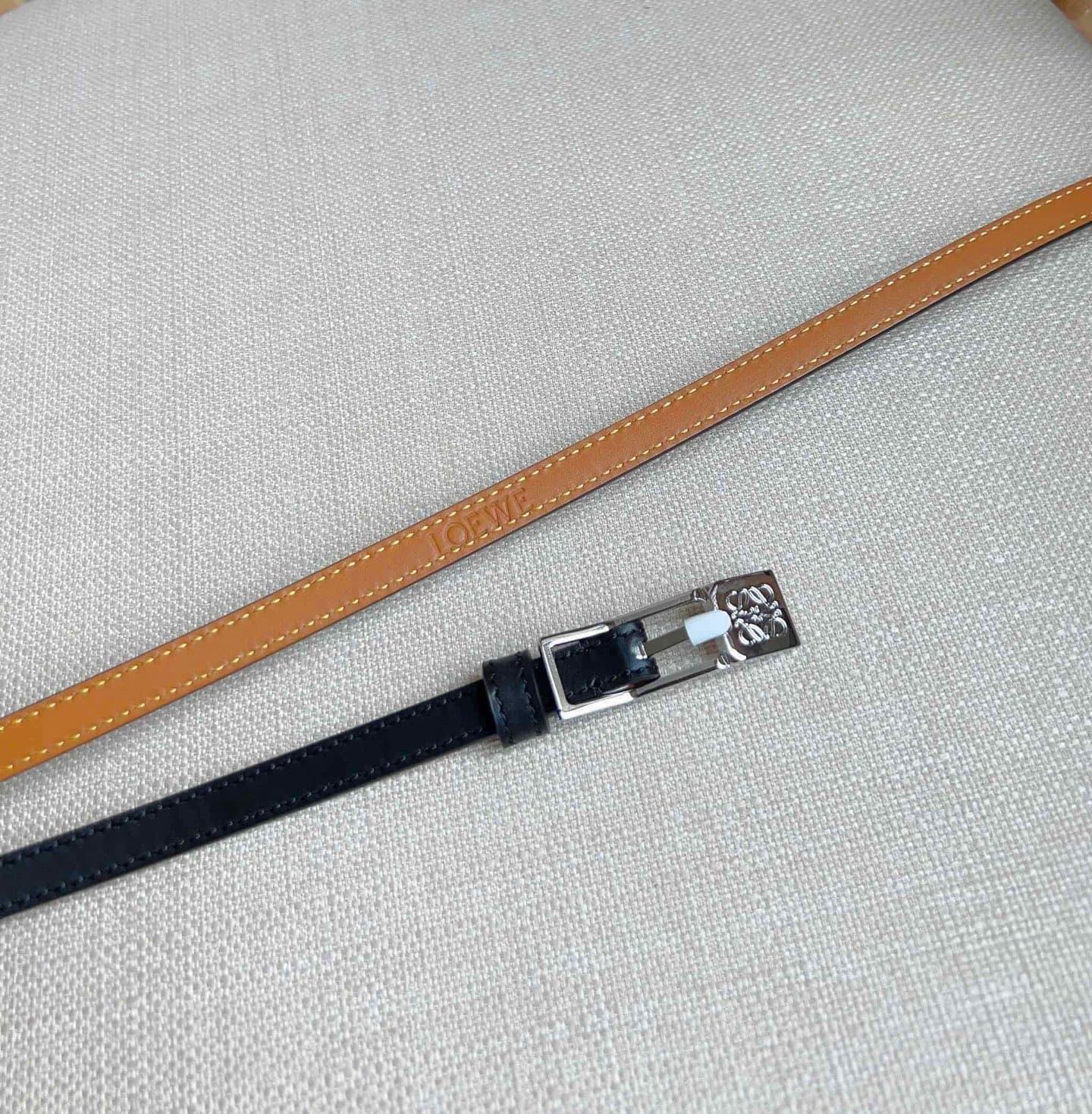 C32870 LOEWE (Royiwei) store’s latest model belt[庆祝][庆祝] This is a narrow belt made of smooth cowhide leather, equipped with Anagram padlock clasps. Exceptional craftsmanship, unique design, and high-quality material. Width: 1.0cm — image 3