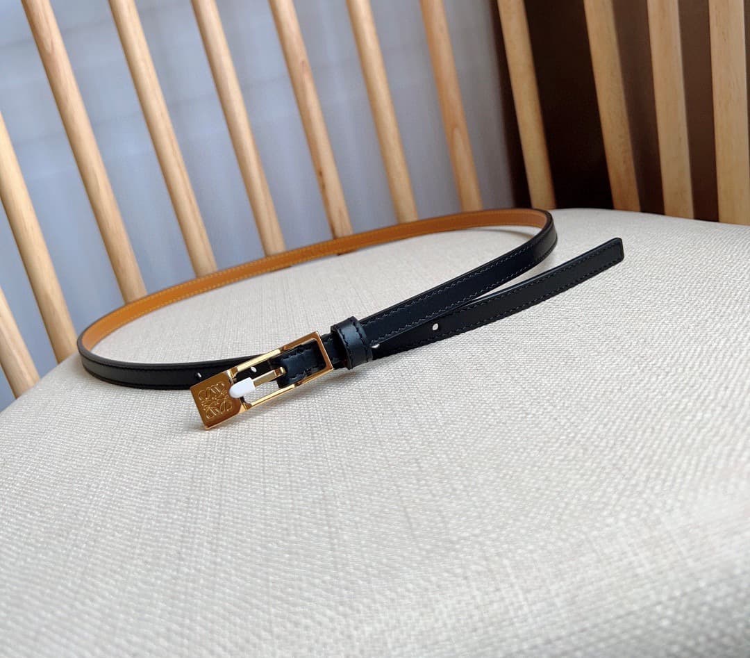 C32868 LOEWE boutique’s latest version of the belt[庆祝][庆祝] – made of smooth cowhide leather in a narrow shape, equipped with Anagram padlock clasp. Exceptional craftsmanship, unique design, high-quality material. Width: 1.0cm — image 4