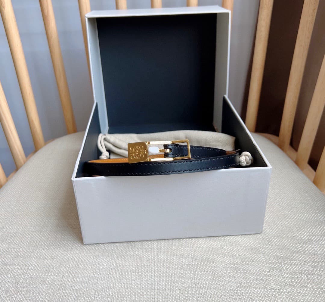 C32868 LOEWE boutique’s latest version of the belt[庆祝][庆祝] – made of smooth cowhide leather in a narrow shape, equipped with Anagram padlock clasp. Exceptional craftsmanship, unique design, high-quality material. Width: 1.0cm — image 5