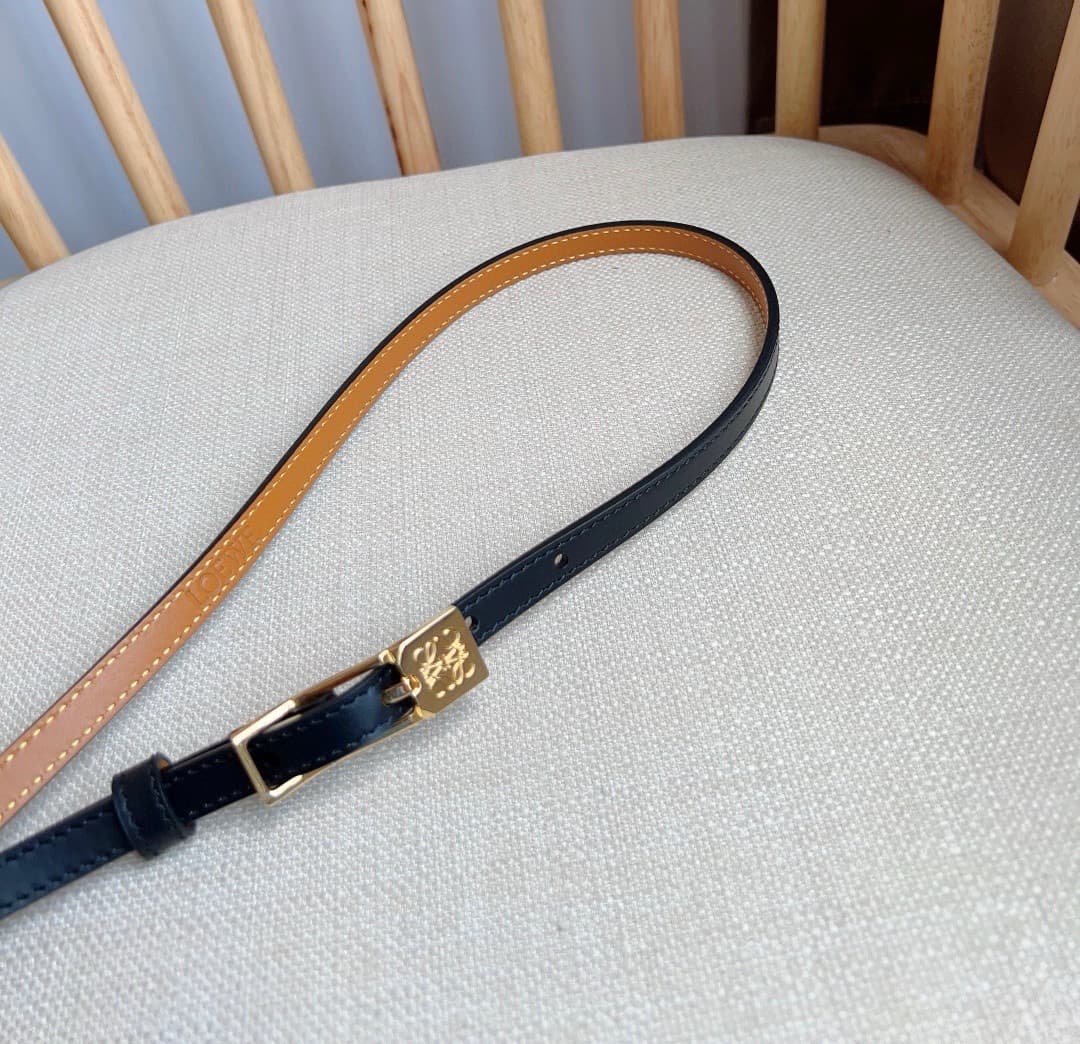 C32868 LOEWE boutique’s latest version of the belt[庆祝][庆祝] – made of smooth cowhide leather in a narrow shape, equipped with Anagram padlock clasp. Exceptional craftsmanship, unique design, high-quality material. Width: 1.0cm — image 8