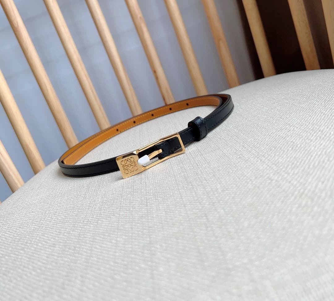 C32868 LOEWE boutique’s latest version of the belt[庆祝][庆祝] – made of smooth cowhide leather in a narrow shape, equipped with Anagram padlock clasp. Exceptional craftsmanship, unique design, high-quality material. Width: 1.0cm — image 2