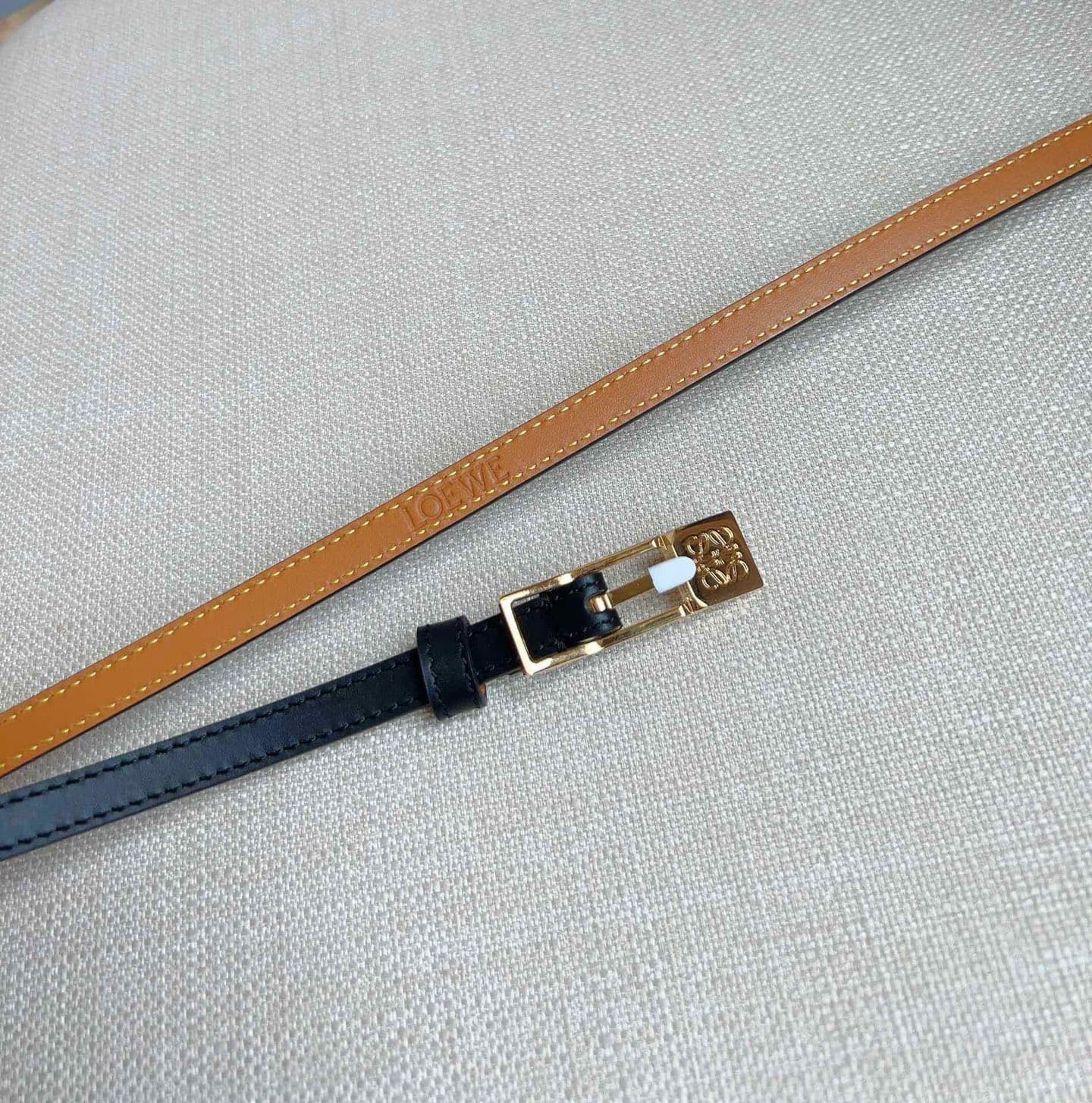 C32868 LOEWE boutique’s latest version of the belt[庆祝][庆祝] – made of smooth cowhide leather in a narrow shape, equipped with Anagram padlock clasp. Exceptional craftsmanship, unique design, high-quality material. Width: 1.0cm — image 3
