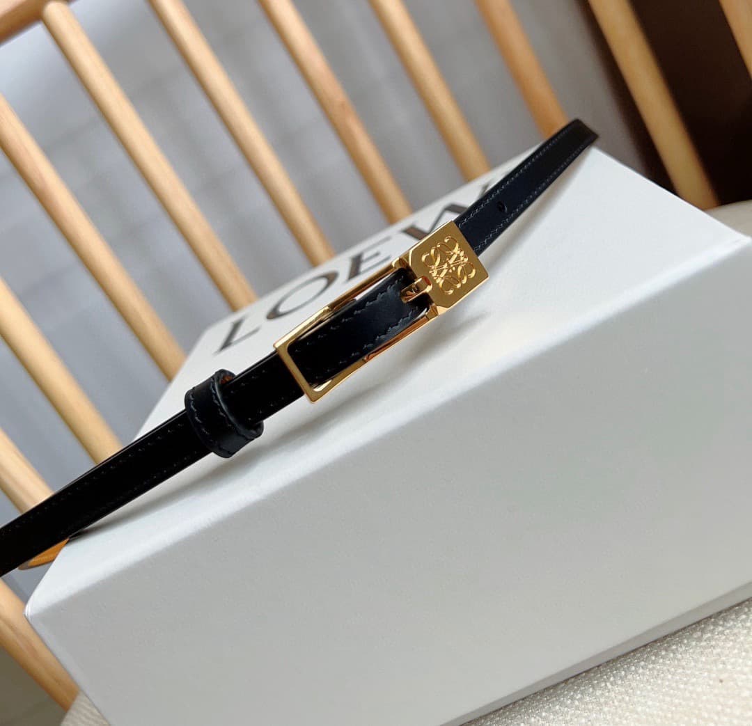 C32868 LOEWE boutique’s latest version of the belt[庆祝][庆祝] – made of smooth cowhide leather in a narrow shape, equipped with Anagram padlock clasp. Exceptional craftsmanship, unique design, high-quality material. Width: 1.0cm — image 7