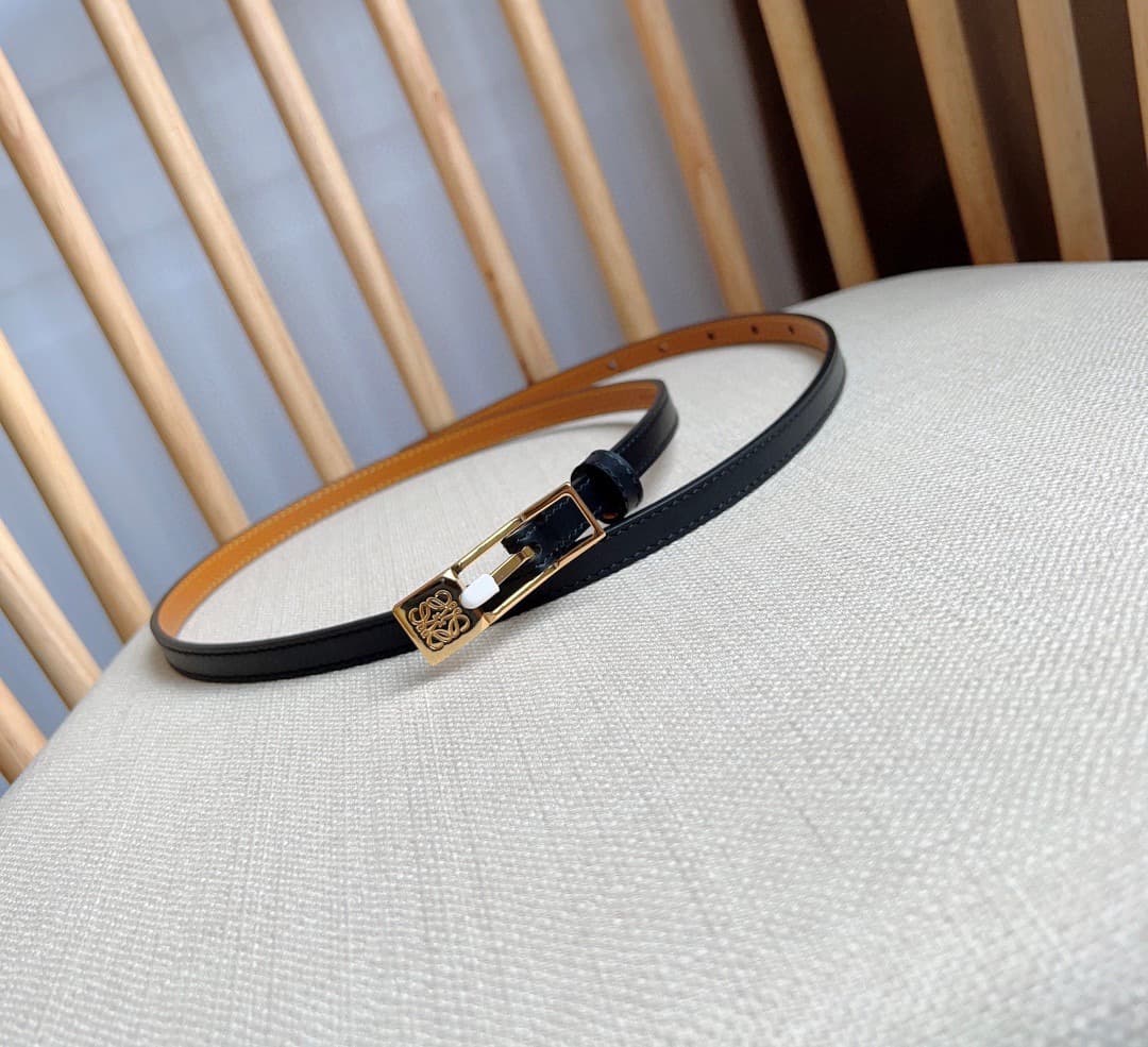 C32868 LOEWE boutique’s latest version of the belt[庆祝][庆祝] – made of smooth cowhide leather in a narrow shape, equipped with Anagram padlock clasp. Exceptional craftsmanship, unique design, high-quality material. Width: 1.0cm — image 1