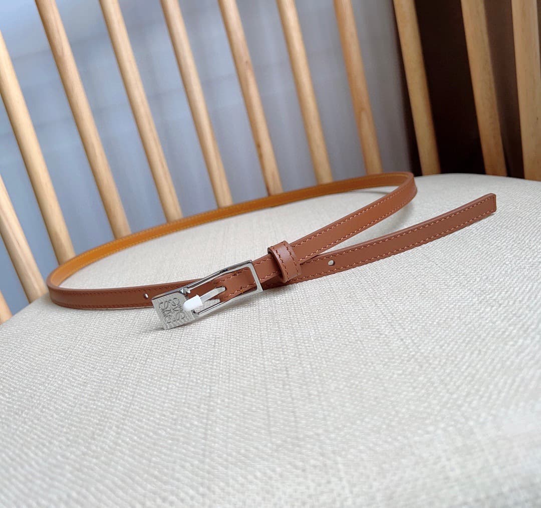 C32867 LOEWE Counter’s latest model belt[庆祝][庆祝] – made of smooth cowhide leather, with a narrow design. It features an Anagram padlock clasp. Excellent craftsmanship, unique style, and high-quality material. Width: 1.0cm — image 4