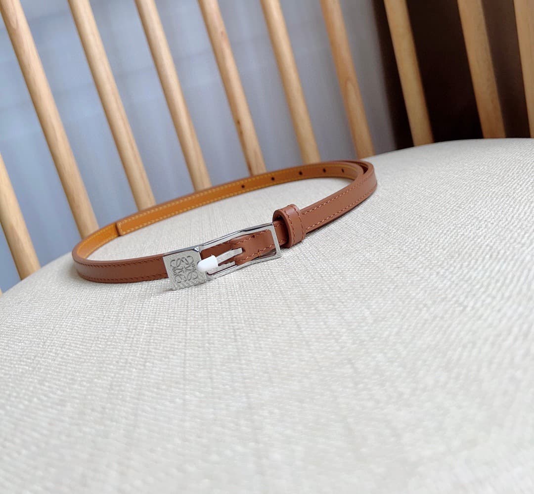 C32867 LOEWE Counter’s latest model belt[庆祝][庆祝] – made of smooth cowhide leather, with a narrow design. It features an Anagram padlock clasp. Excellent craftsmanship, unique style, and high-quality material. Width: 1.0cm — image 2