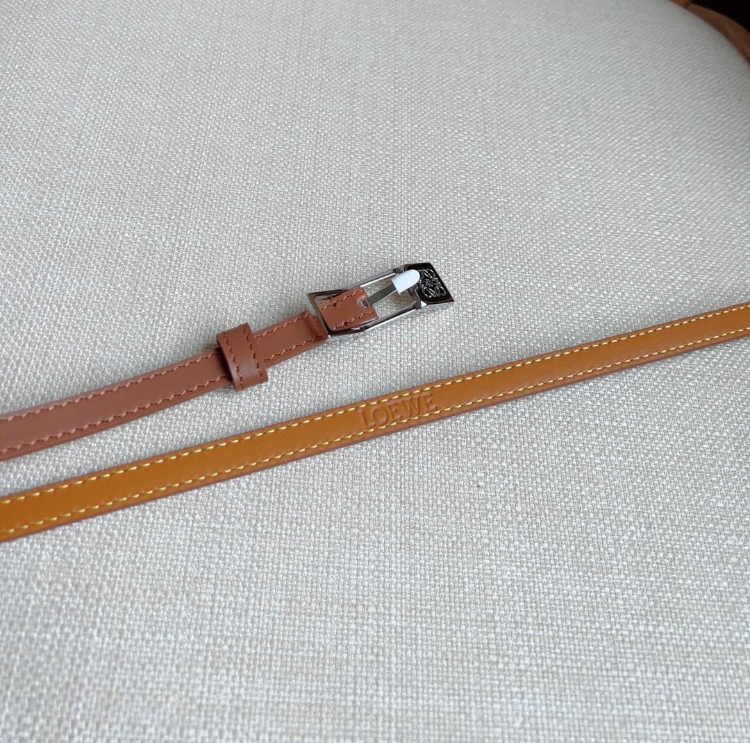 C32867 LOEWE Counter’s latest model belt[庆祝][庆祝] – made of smooth cowhide leather, with a narrow design. It features an Anagram padlock clasp. Excellent craftsmanship, unique style, and high-quality material. Width: 1.0cm — image 3