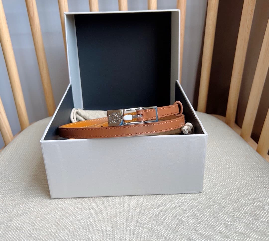 C32867 LOEWE Counter’s latest model belt[庆祝][庆祝] – made of smooth cowhide leather, with a narrow design. It features an Anagram padlock clasp. Excellent craftsmanship, unique style, and high-quality material. Width: 1.0cm — image 5