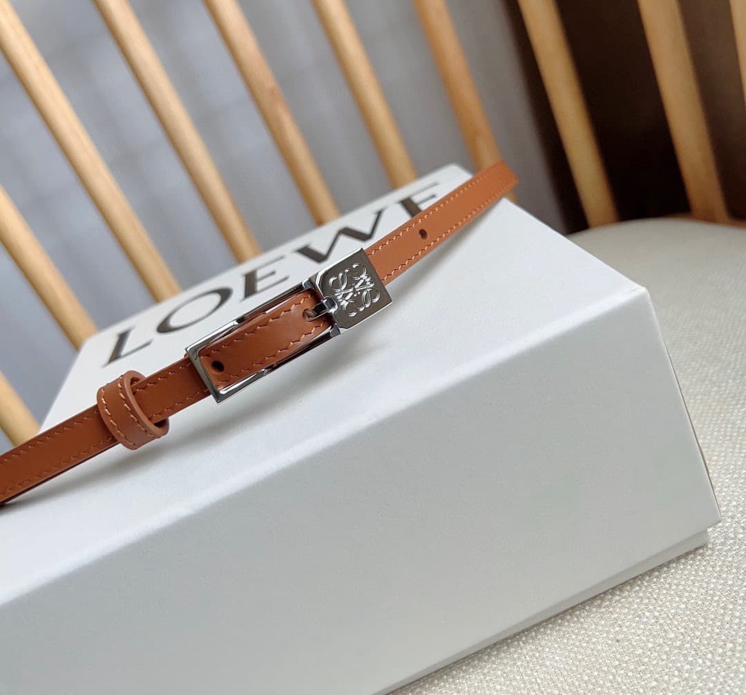 C32867 LOEWE Counter’s latest model belt[庆祝][庆祝] – made of smooth cowhide leather, with a narrow design. It features an Anagram padlock clasp. Excellent craftsmanship, unique style, and high-quality material. Width: 1.0cm — image 7