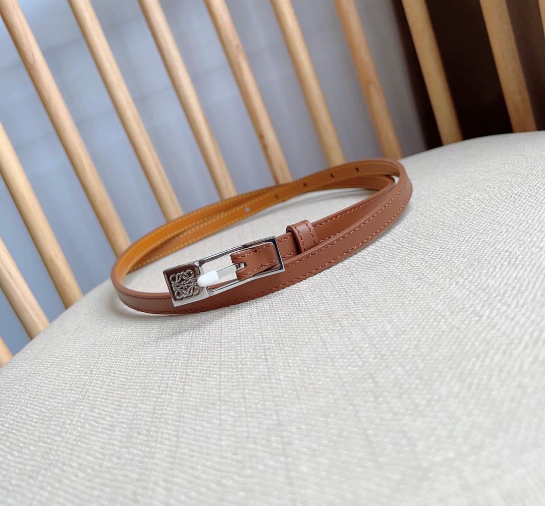 C32867 LOEWE Counter’s latest model belt[庆祝][庆祝] – made of smooth cowhide leather, with a narrow design. It features an Anagram padlock clasp. Excellent craftsmanship, unique style, and high-quality material. Width: 1.0cm