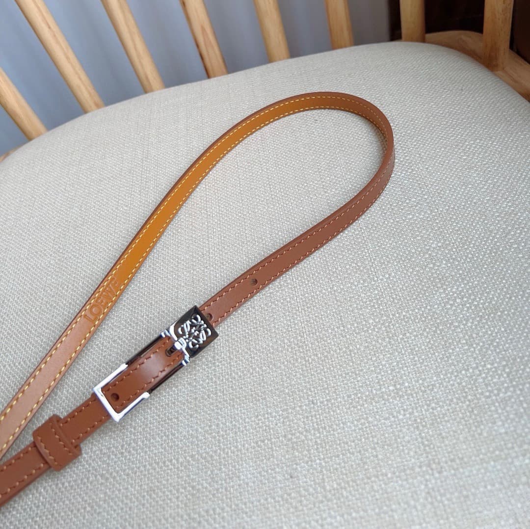 C32867 LOEWE Counter’s latest model belt[庆祝][庆祝] – made of smooth cowhide leather, with a narrow design. It features an Anagram padlock clasp. Excellent craftsmanship, unique style, and high-quality material. Width: 1.0cm — image 8
