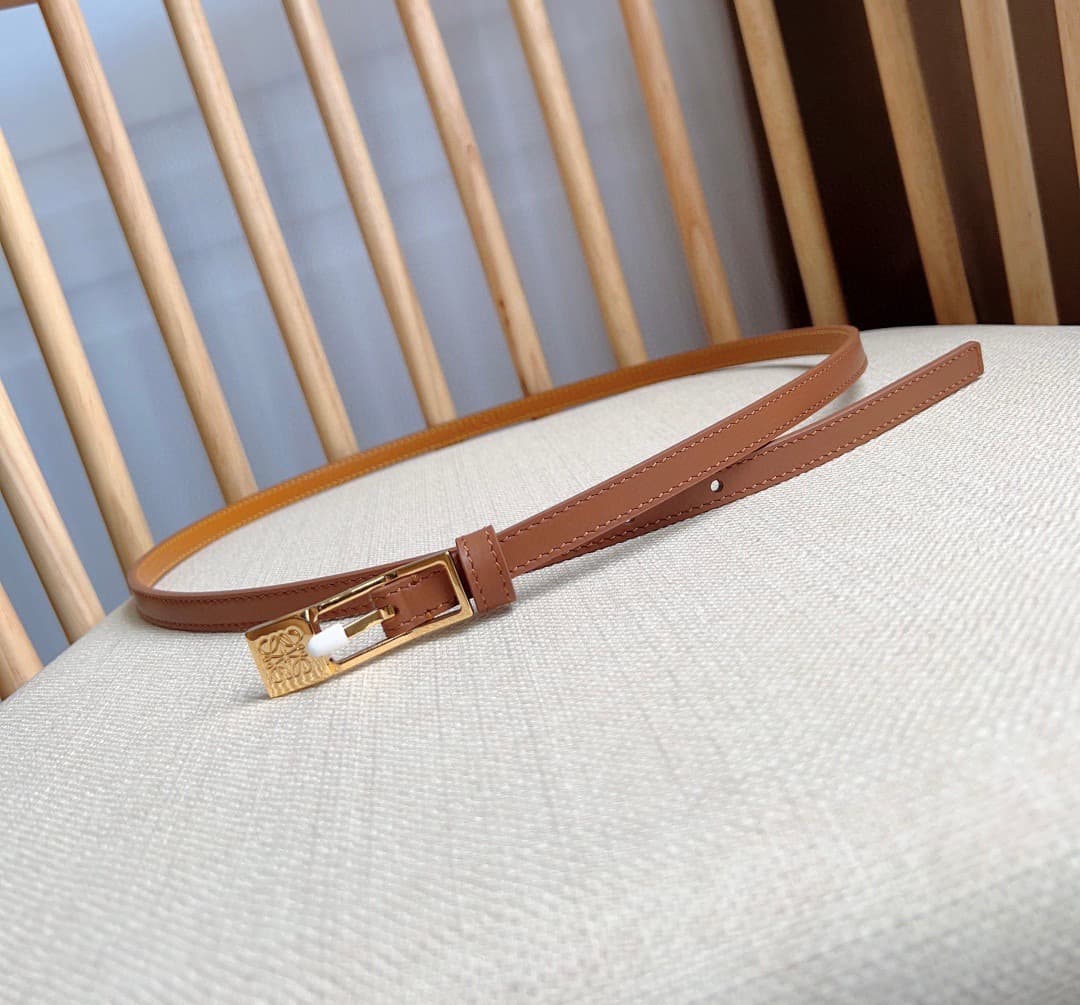 C32866 LOEWE boutique’s latest model belt[庆祝][庆祝] – made of smooth cowhide leather, with a narrow design. It features an Anagram padlock clasp. Exceptional craftsmanship, unique style, and high-quality material. Width: 1.0cm — image 4