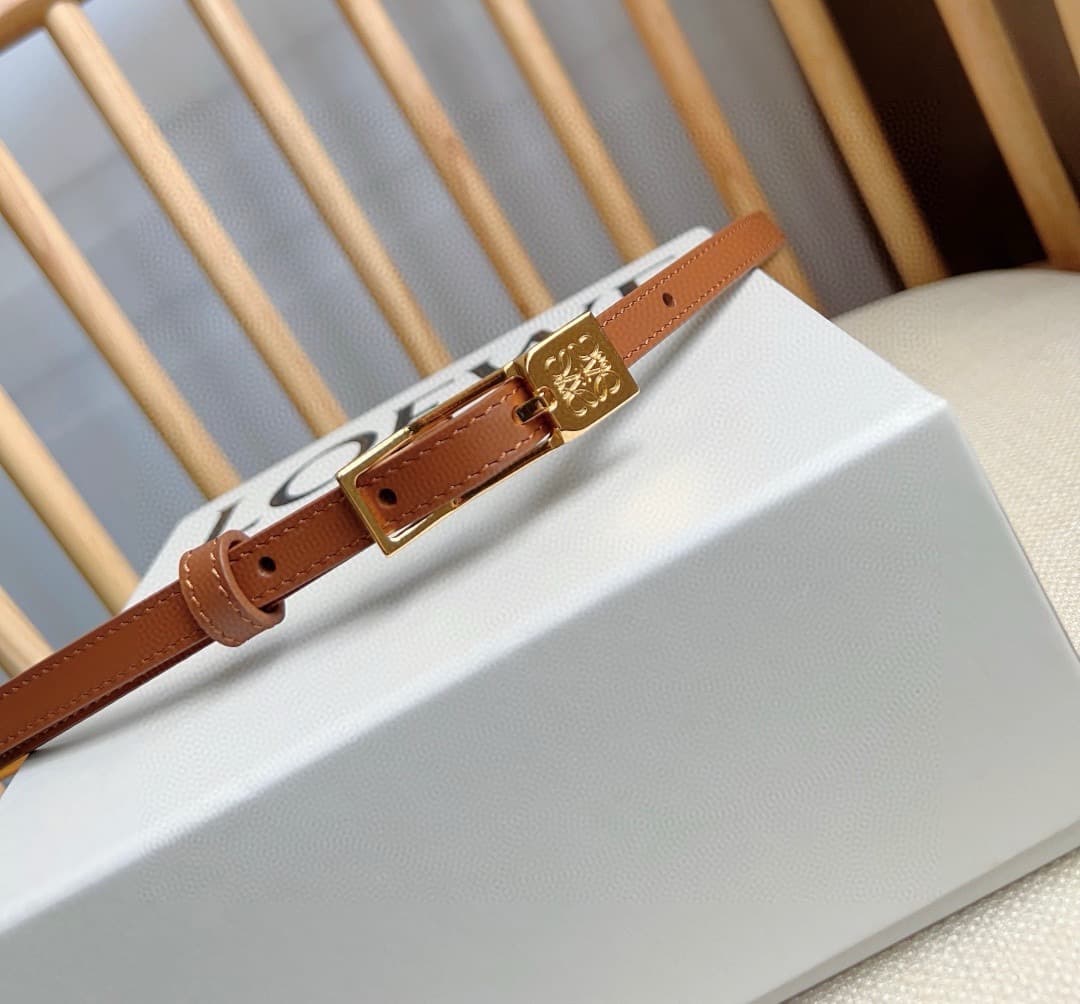 C32866 LOEWE boutique’s latest model belt[庆祝][庆祝] – made of smooth cowhide leather, with a narrow design. It features an Anagram padlock clasp. Exceptional craftsmanship, unique style, and high-quality material. Width: 1.0cm — image 7