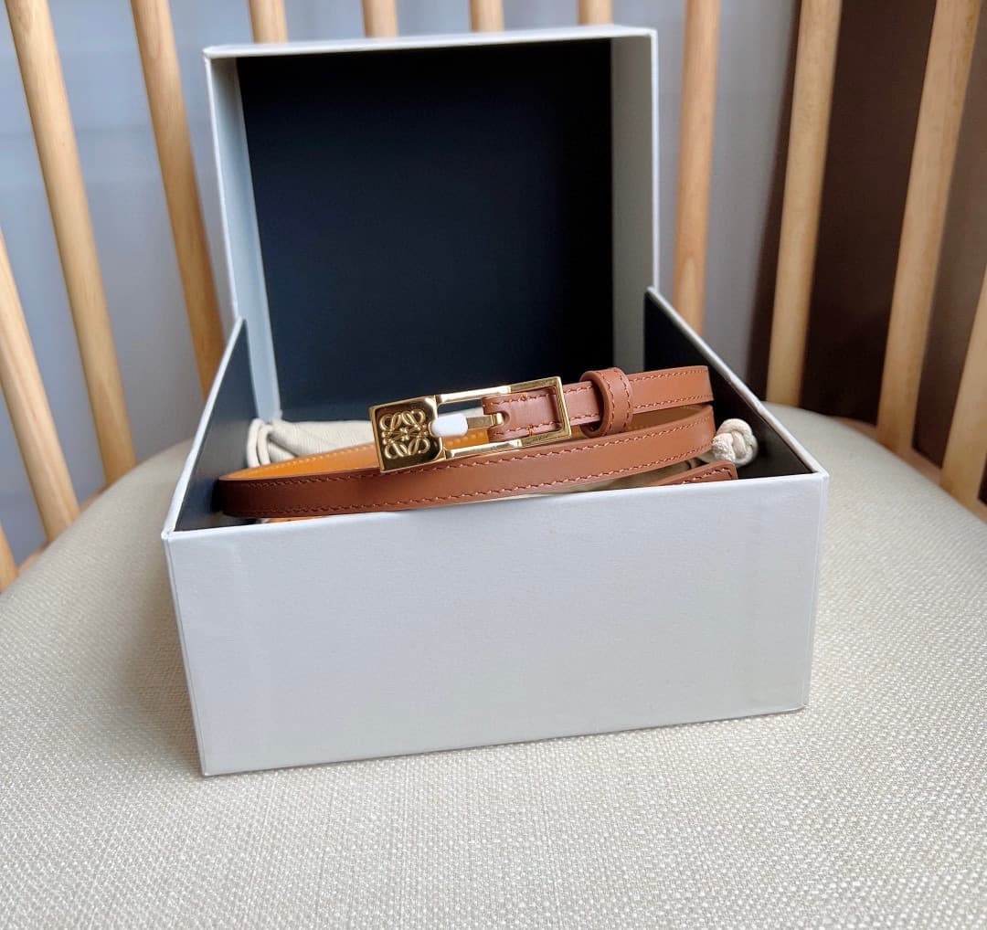C32866 LOEWE boutique’s latest model belt[庆祝][庆祝] – made of smooth cowhide leather, with a narrow design. It features an Anagram padlock clasp. Exceptional craftsmanship, unique style, and high-quality material. Width: 1.0cm — image 5
