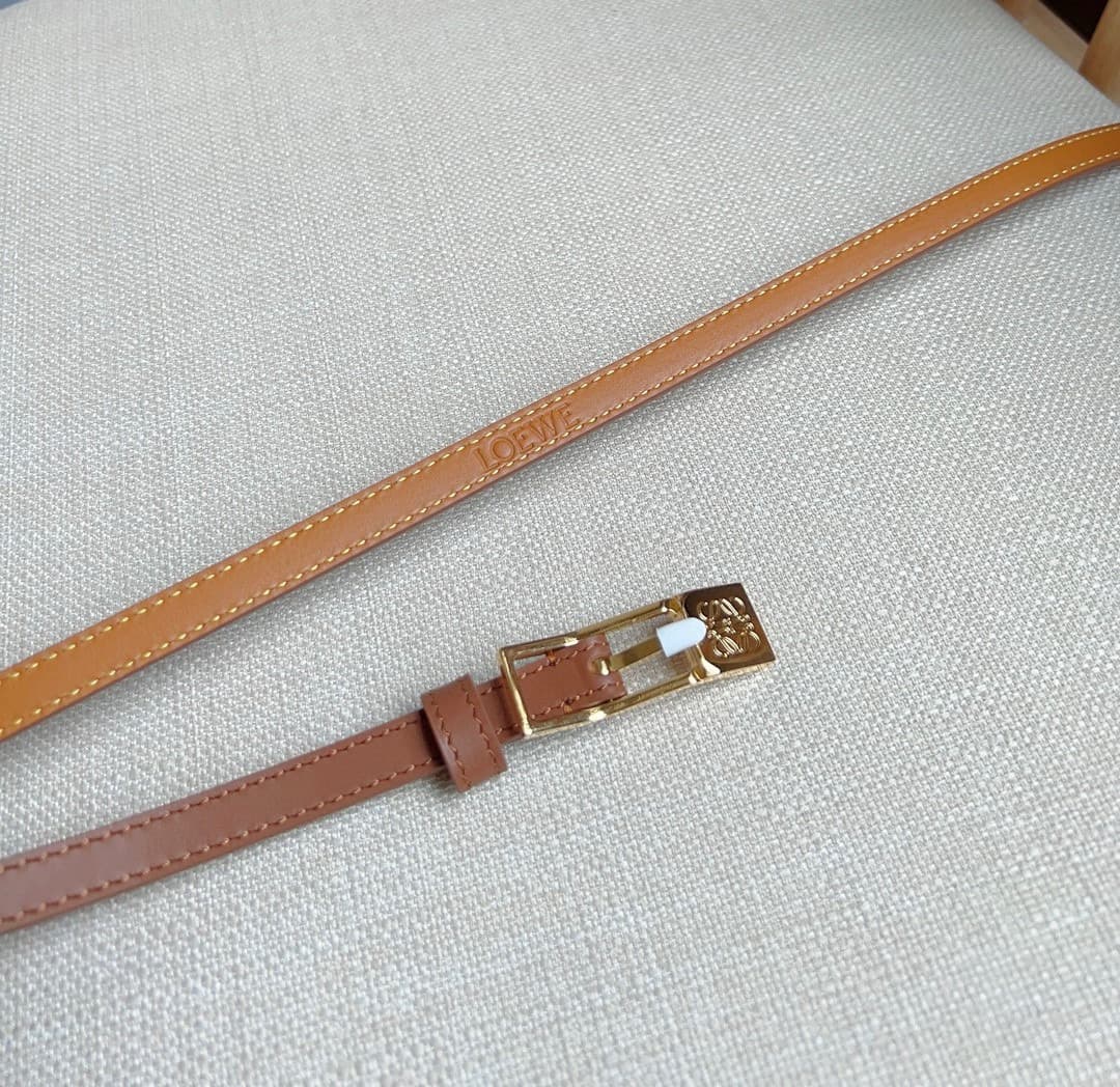 C32866 LOEWE boutique’s latest model belt[庆祝][庆祝] – made of smooth cowhide leather, with a narrow design. It features an Anagram padlock clasp. Exceptional craftsmanship, unique style, and high-quality material. Width: 1.0cm — image 3