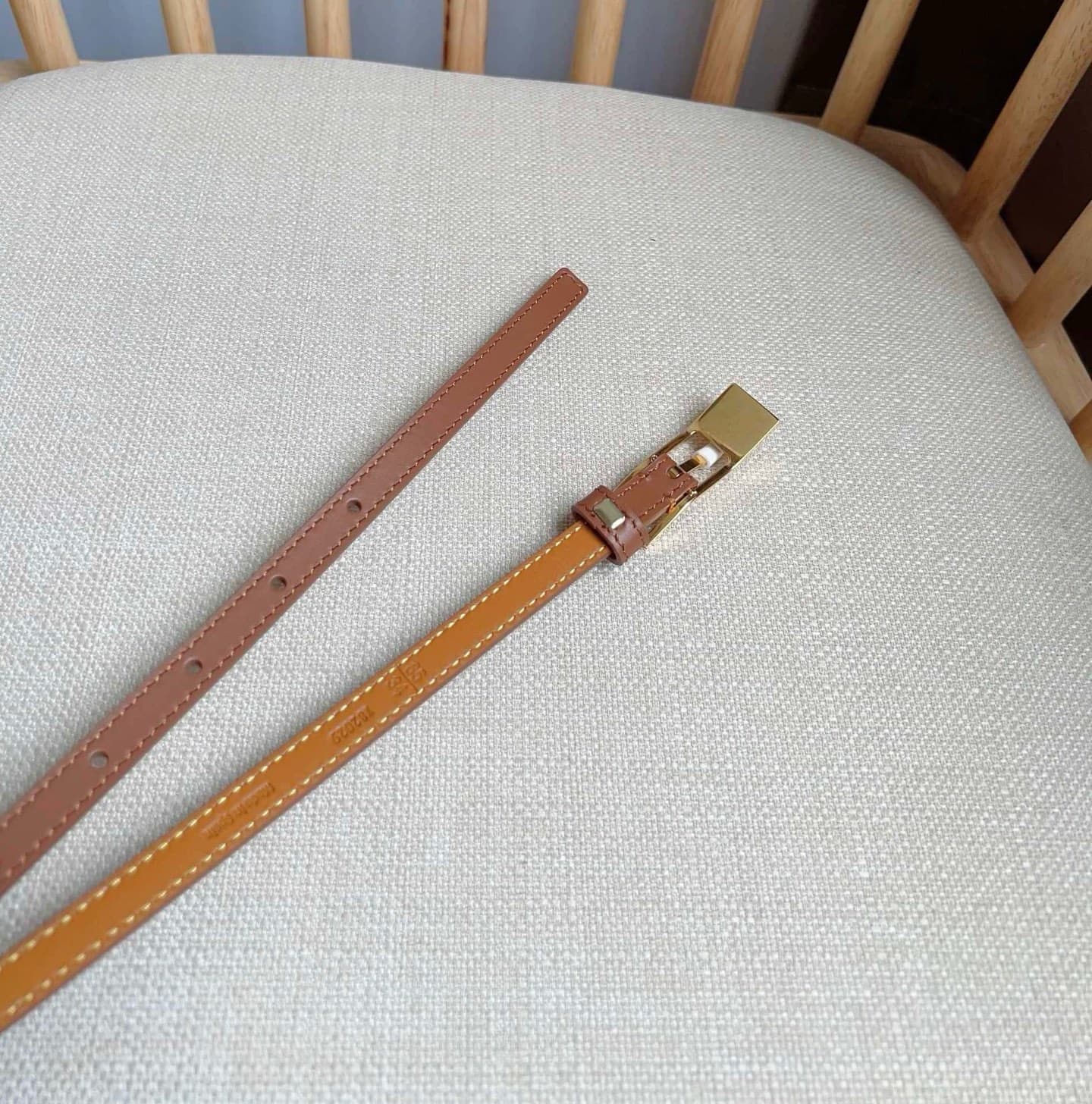 C32866 LOEWE boutique’s latest model belt[庆祝][庆祝] – made of smooth cowhide leather, with a narrow design. It features an Anagram padlock clasp. Exceptional craftsmanship, unique style, and high-quality material. Width: 1.0cm — image 6