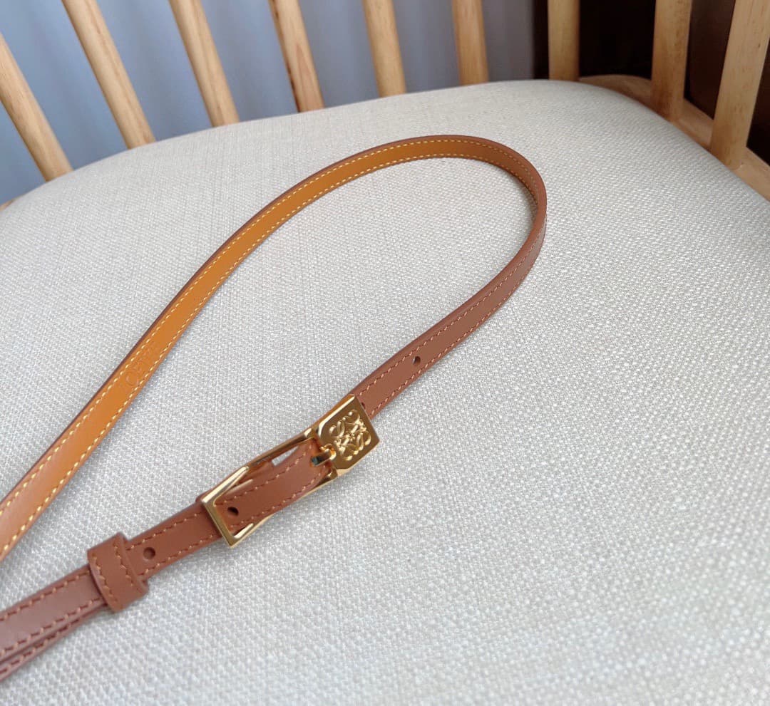 C32866 LOEWE boutique’s latest model belt[庆祝][庆祝] – made of smooth cowhide leather, with a narrow design. It features an Anagram padlock clasp. Exceptional craftsmanship, unique style, and high-quality material. Width: 1.0cm — image 8