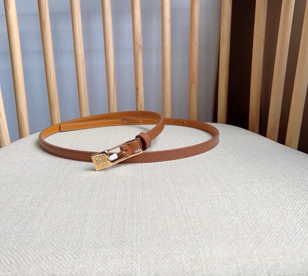 C32866 LOEWE boutique’s latest model belt[庆祝][庆祝] – made of smooth cowhide leather, with a narrow design. It features an Anagram padlock clasp. Exceptional craftsmanship, unique style, and high-quality material. Width: 1.0cm — image 1