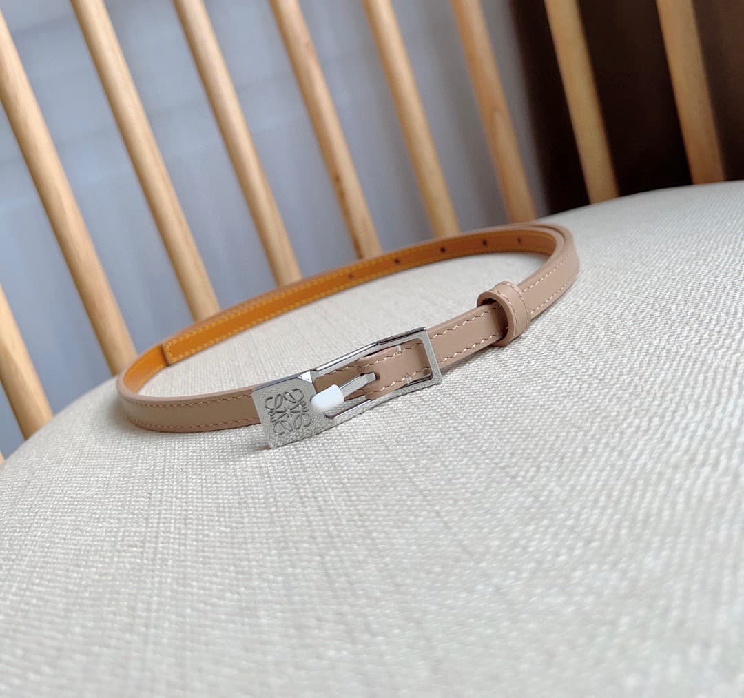 C32865 LOEWE (Royiwei) store’s latest model belt[ celebrate][ celebrate] This is a narrow belt made of smooth cowhide leather, equipped with Anagram padlock clasps. Excellent craftsmanship, unique design, fine material quality. Width: 1.0cm — image 2