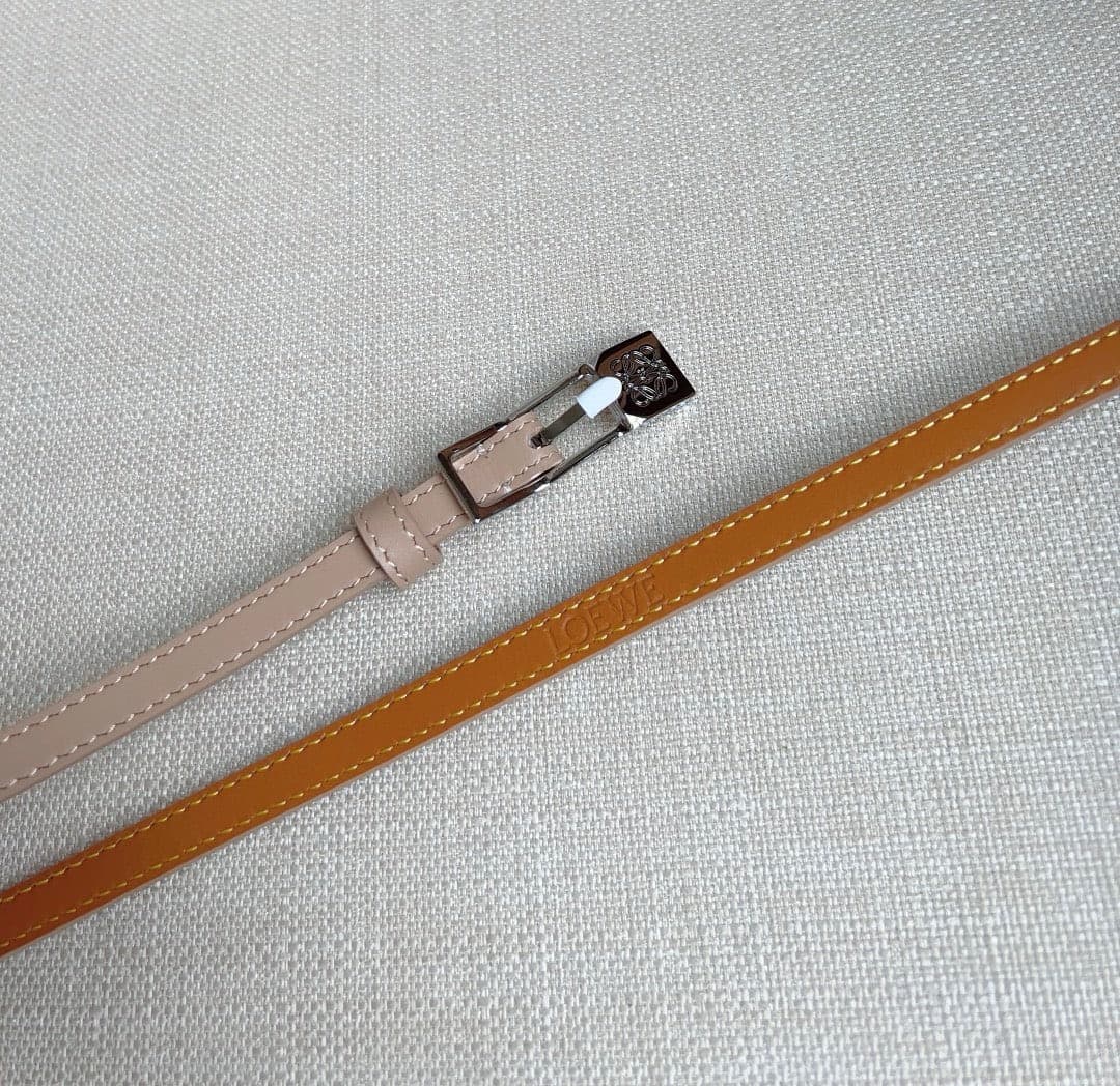 C32865 LOEWE (Royiwei) store’s latest model belt[ celebrate][ celebrate] This is a narrow belt made of smooth cowhide leather, equipped with Anagram padlock clasps. Excellent craftsmanship, unique design, fine material quality. Width: 1.0cm — image 3