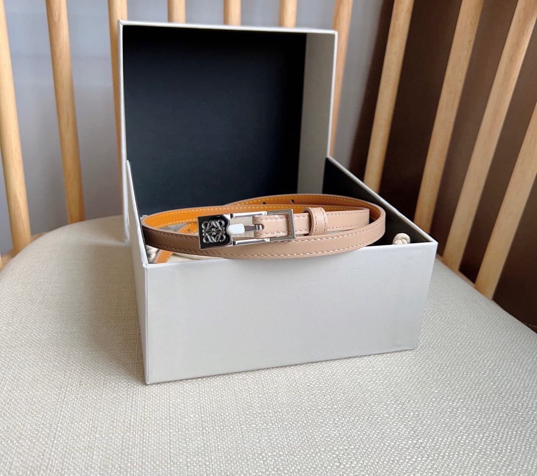 C32865 LOEWE (Royiwei) store’s latest model belt[ celebrate][ celebrate] This is a narrow belt made of smooth cowhide leather, equipped with Anagram padlock clasps. Excellent craftsmanship, unique design, fine material quality. Width: 1.0cm — image 5