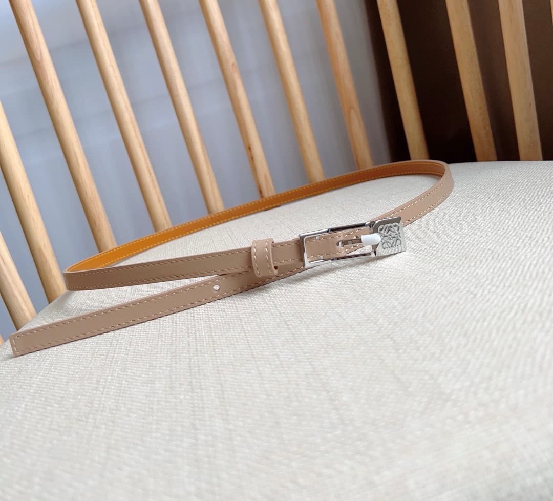 C32865 LOEWE (Royiwei) store’s latest model belt[ celebrate][ celebrate] This is a narrow belt made of smooth cowhide leather, equipped with Anagram padlock clasps. Excellent craftsmanship, unique design, fine material quality. Width: 1.0cm — image 4