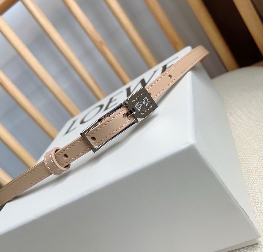 C32865 LOEWE (Royiwei) store’s latest model belt[ celebrate][ celebrate] This is a narrow belt made of smooth cowhide leather, equipped with Anagram padlock clasps. Excellent craftsmanship, unique design, fine material quality. Width: 1.0cm — image 7