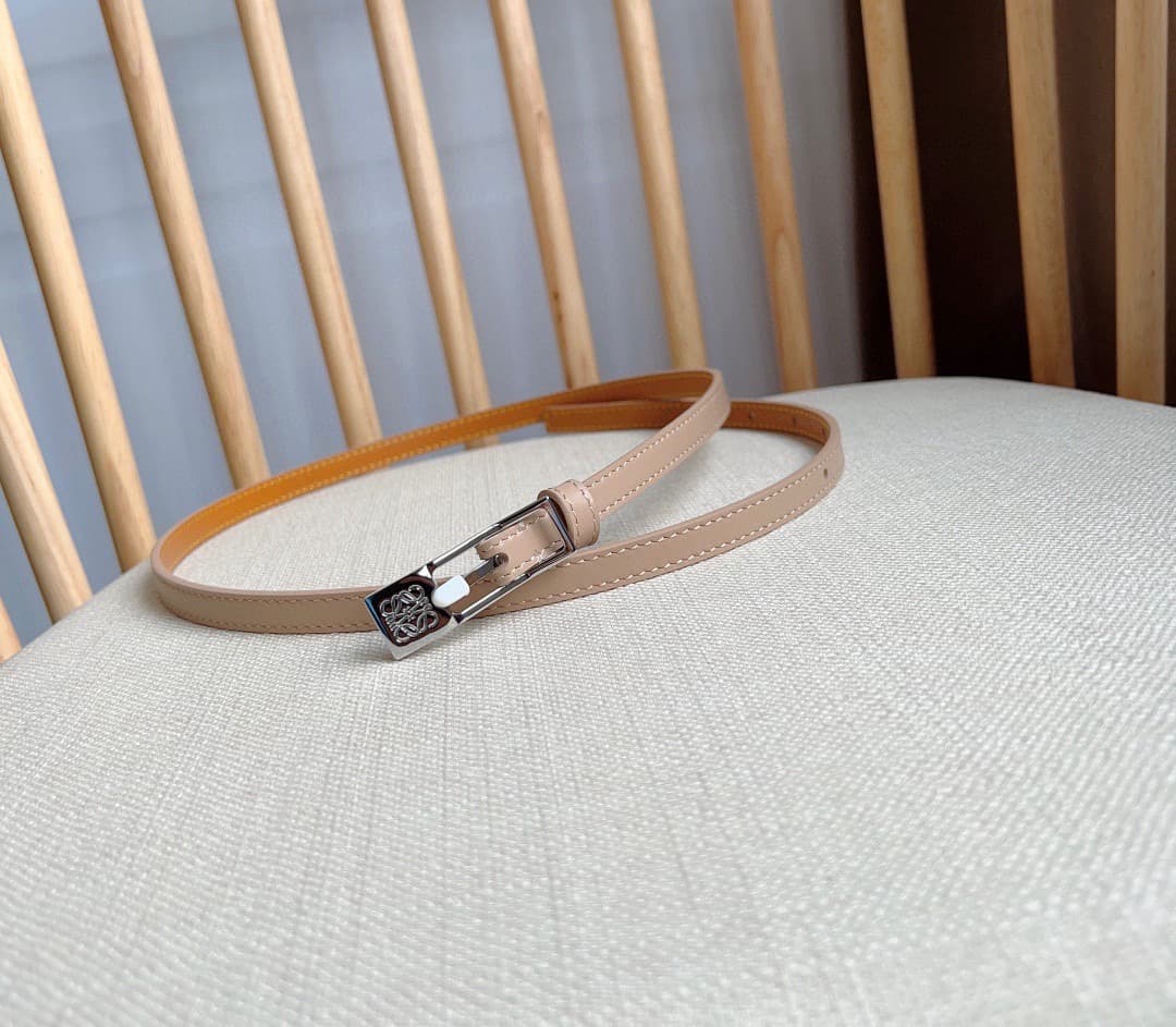 C32865 LOEWE (Royiwei) store’s latest model belt[ celebrate][ celebrate] This is a narrow belt made of smooth cowhide leather, equipped with Anagram padlock clasps. Excellent craftsmanship, unique design, fine material quality. Width: 1.0cm